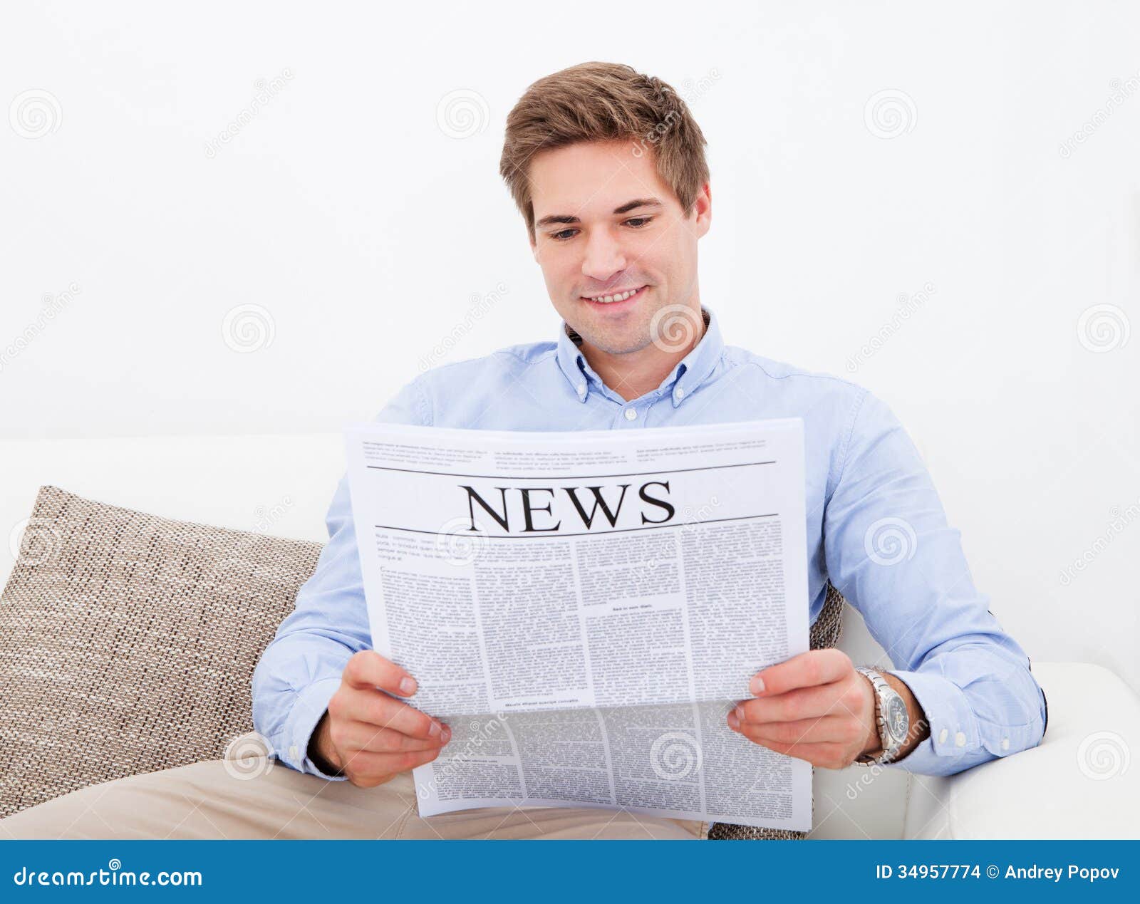 Newspaper man. Мужчина с газетой. Парень с газетой в руках. Мужчина держит газету. Мужчина читает газету.