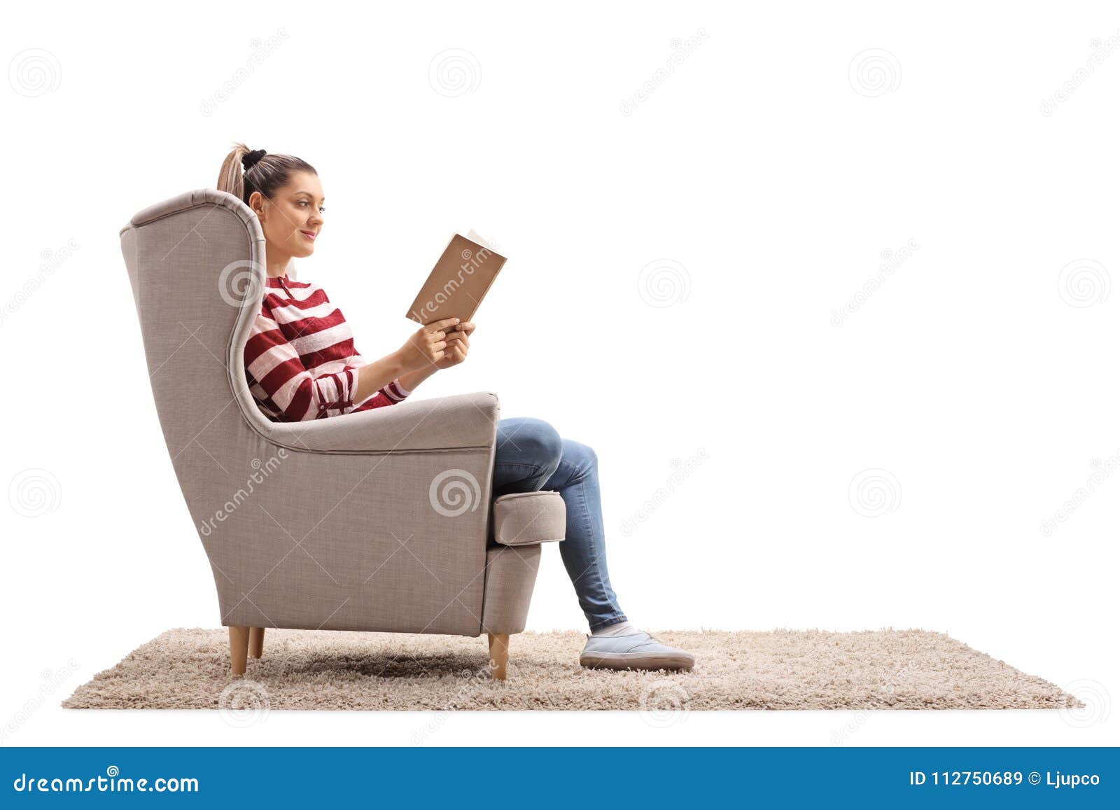Мама сидит в кресле. Девочка сидит в кресле. Женщина читает в кресле. Девочка читает в кресле. Девушка сидит в кресле с книгой.