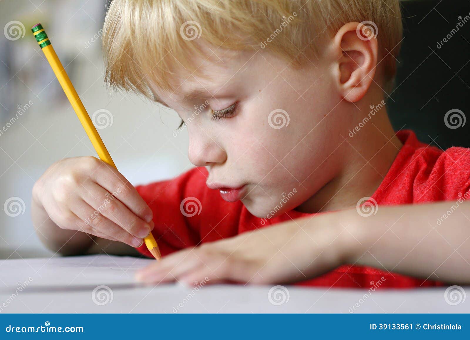 Młode Dziecko Rysunek Z Papierem I Ołówkiem Obraz Stock