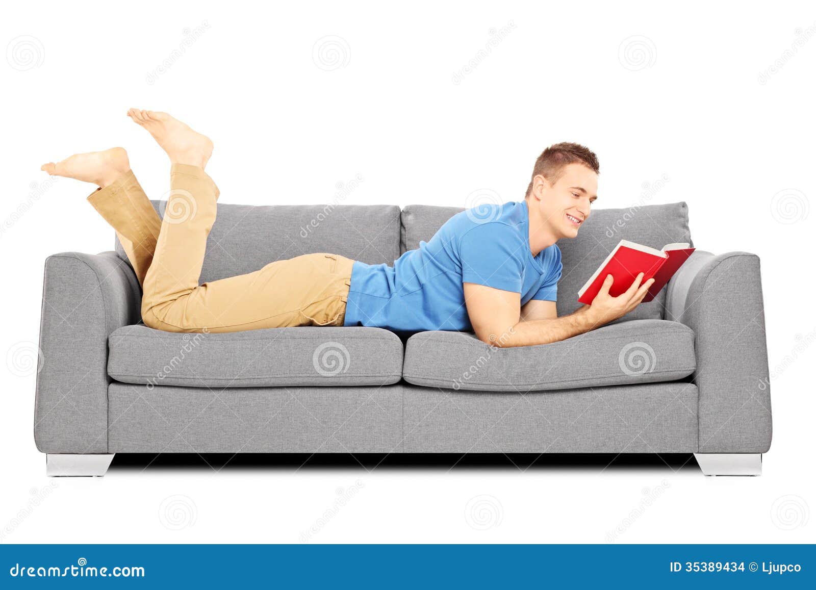Читать лежа вредно лежа на горячем песке. Человек на диване. Мужик лежит на диване. Мальчик лежит на диване. Чел лежит на диване.