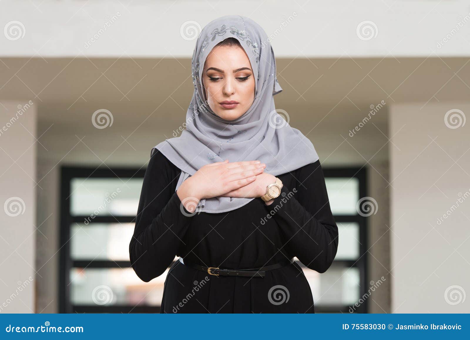 Говорить по мусульмански. Молящая женщина мусульманка. Мусульманка молится фото. Молитва для женщин мусульманок. Фото женщины итальянки в мечети.