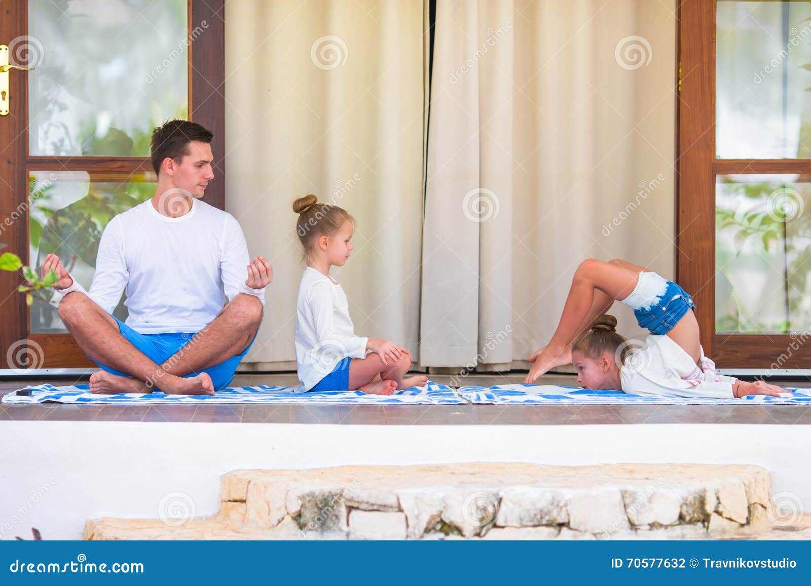 Медитация семья. Семья медитирует. Йога на террасе с детьми.