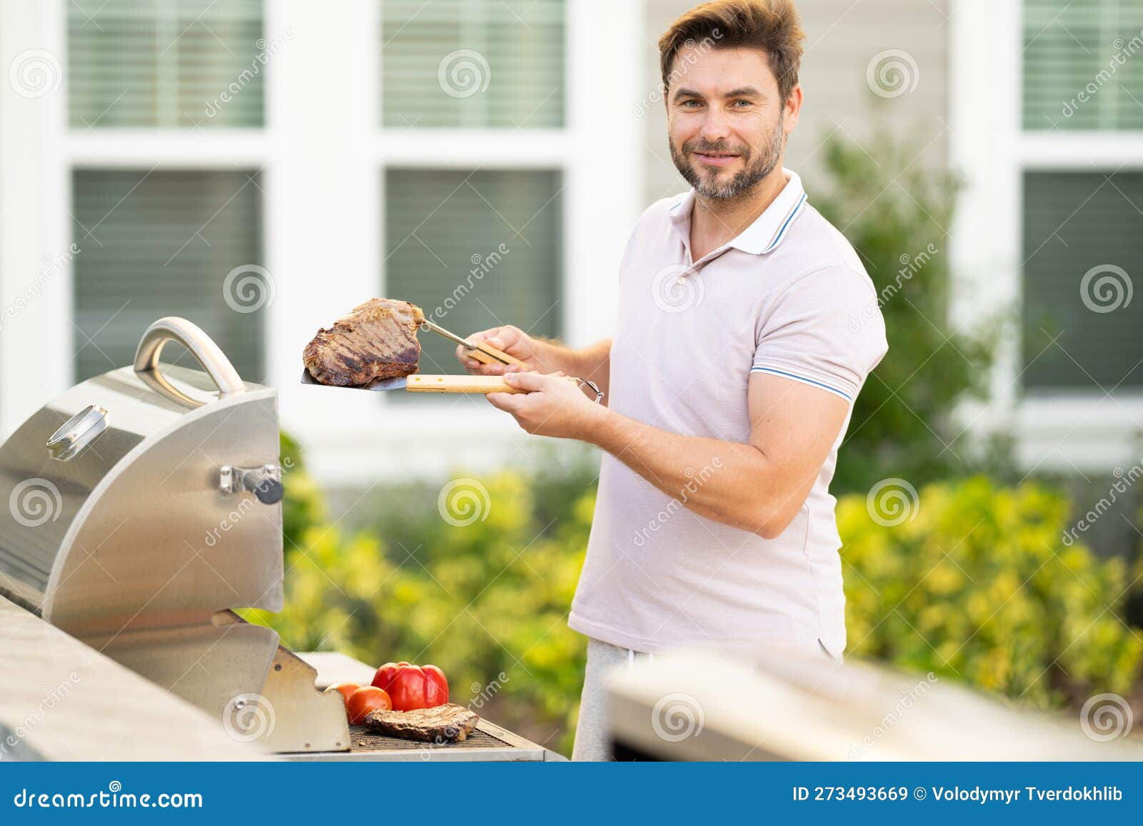 Cuisinier Senior Avec Barbe Et Moustache Portant Un Tablier à Bavette Homme  Mûr Barbu En Toque