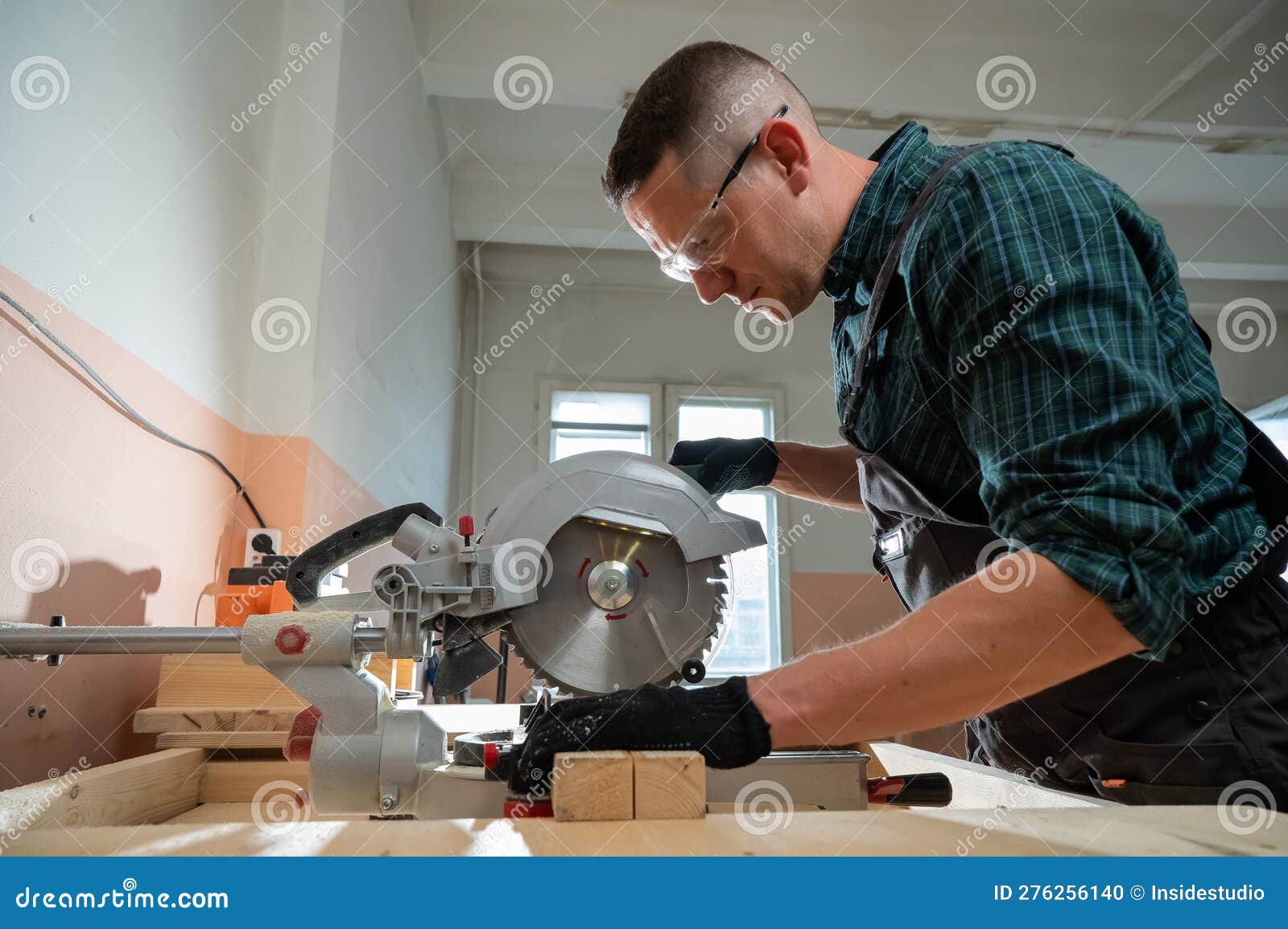 Homme, Découpage, Bois, Sur, Scie Électrique Scie Circulaire