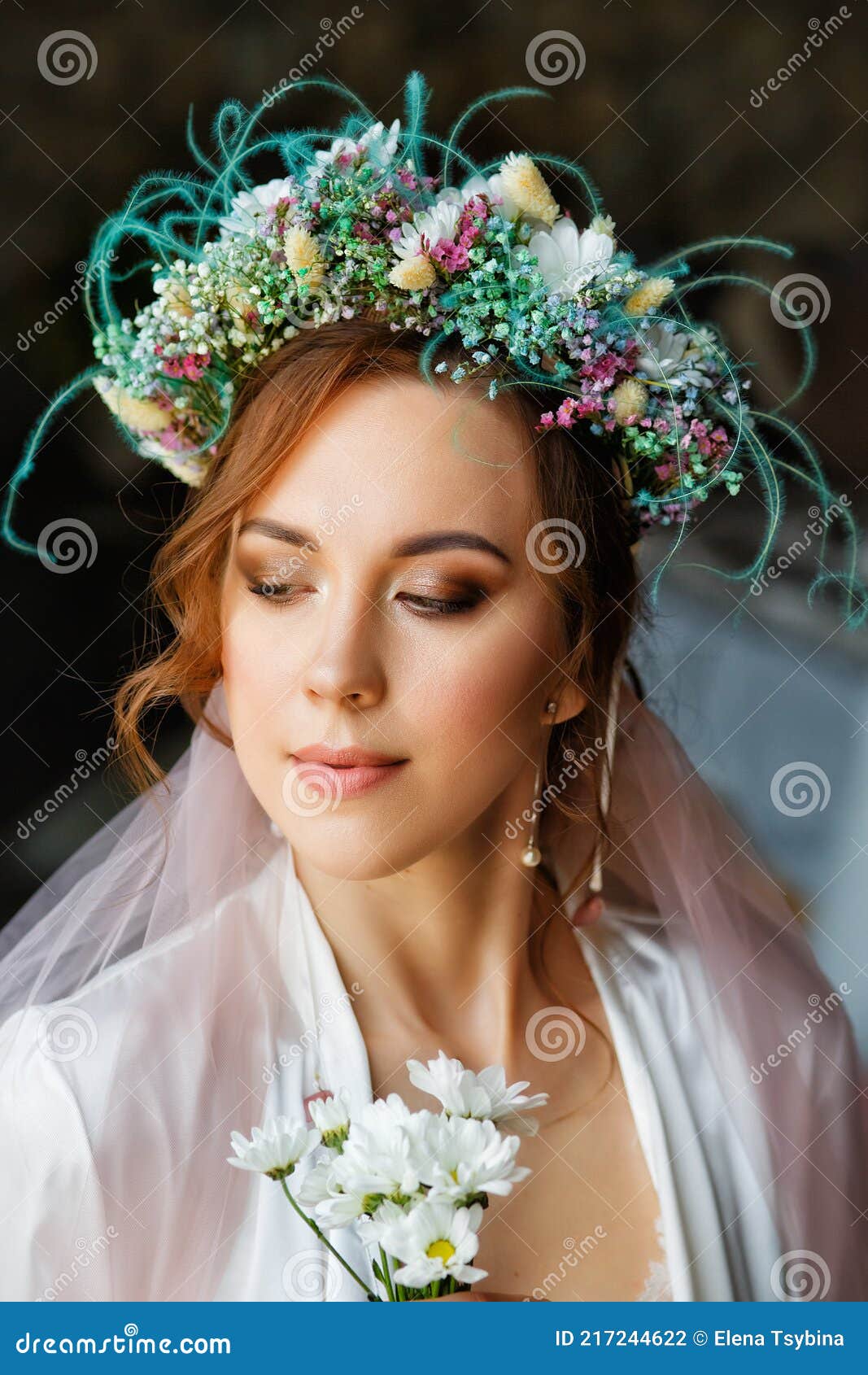 Mañana De La Novia. Una Hermosa Novia Una Hermosa Mujer Con Una Corona De Flores Y Un Velo. Gran De La Novia Antes De Foto de archivo - Imagen de