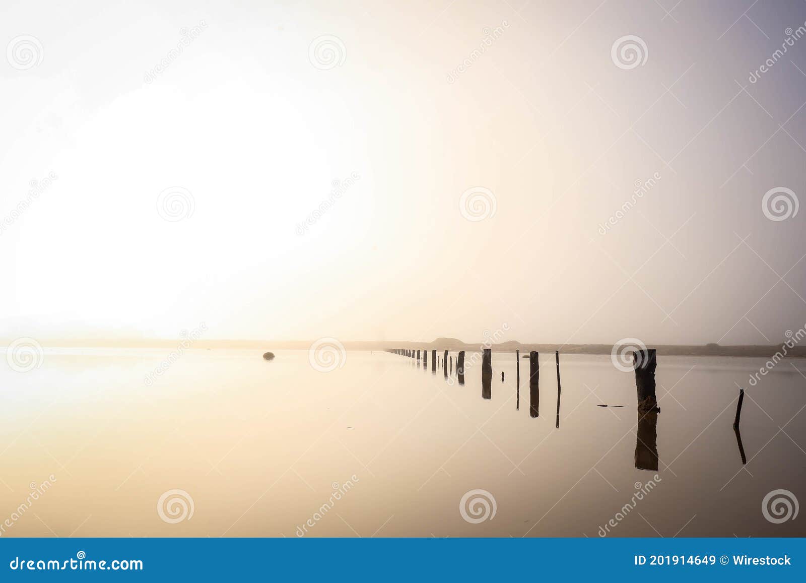 Una Mañana Cerca Del Mar Letra Mañana De Niebla En Salinas Cerca Del Monte Victoria Australia De La Pirámide Imagen de archivo - Imagen de planos, brumoso: 201914649