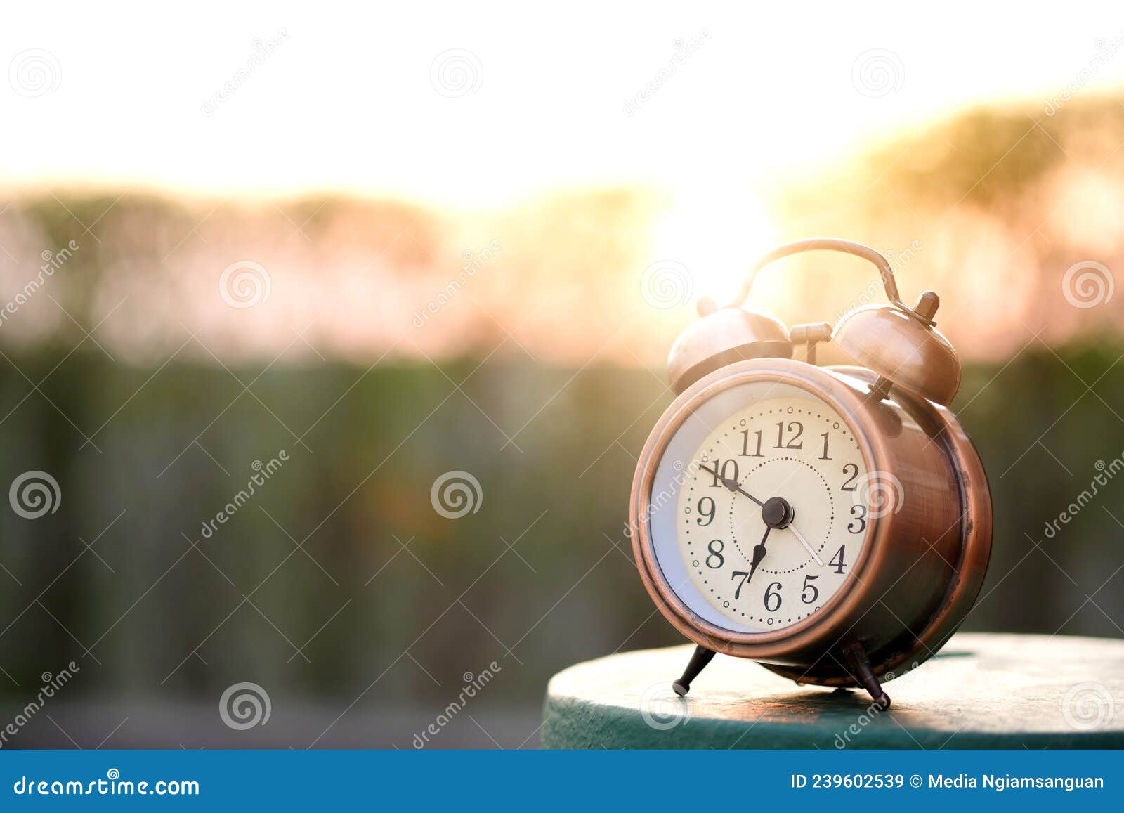 Mañana De Un Nuevo Día Despertador Sobre Fondo Natural Y Luz Solar Imagen  de archivo - Imagen de alarma, temprano: 239602539