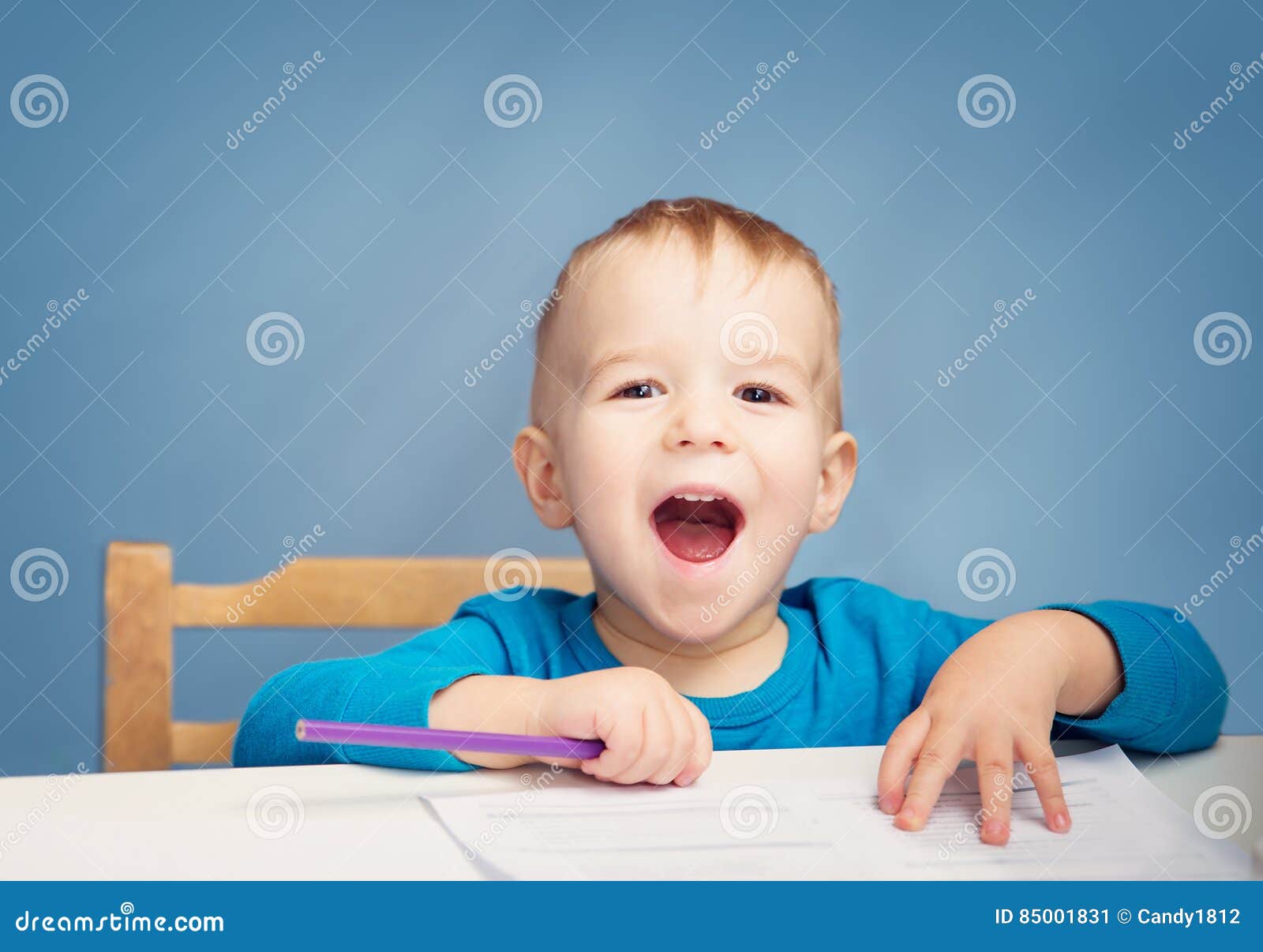 Małe Dziecko Rysunek Na Papierze Obraz Stock Obraz