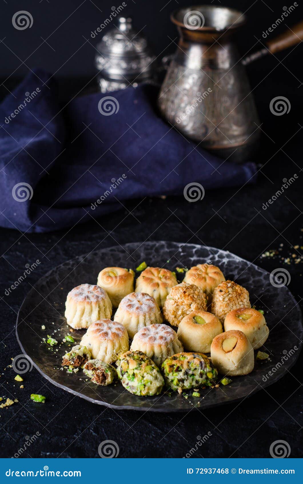 Maamoul or Mamoul - Arabic Cookies Stuffed Dates or Phistachio with ...