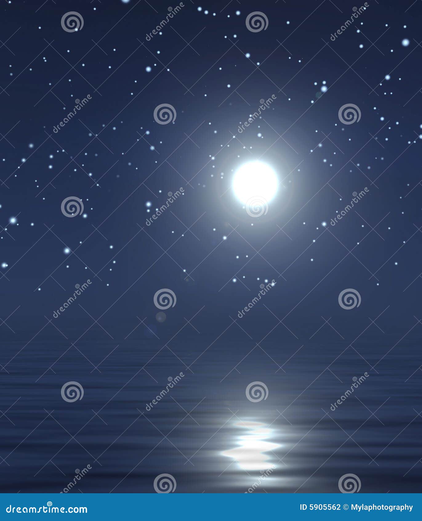 Maan en nachthemel. Een heldere maan in een hoogtepunt van de nachthemel van sterren en een bezinning in het water