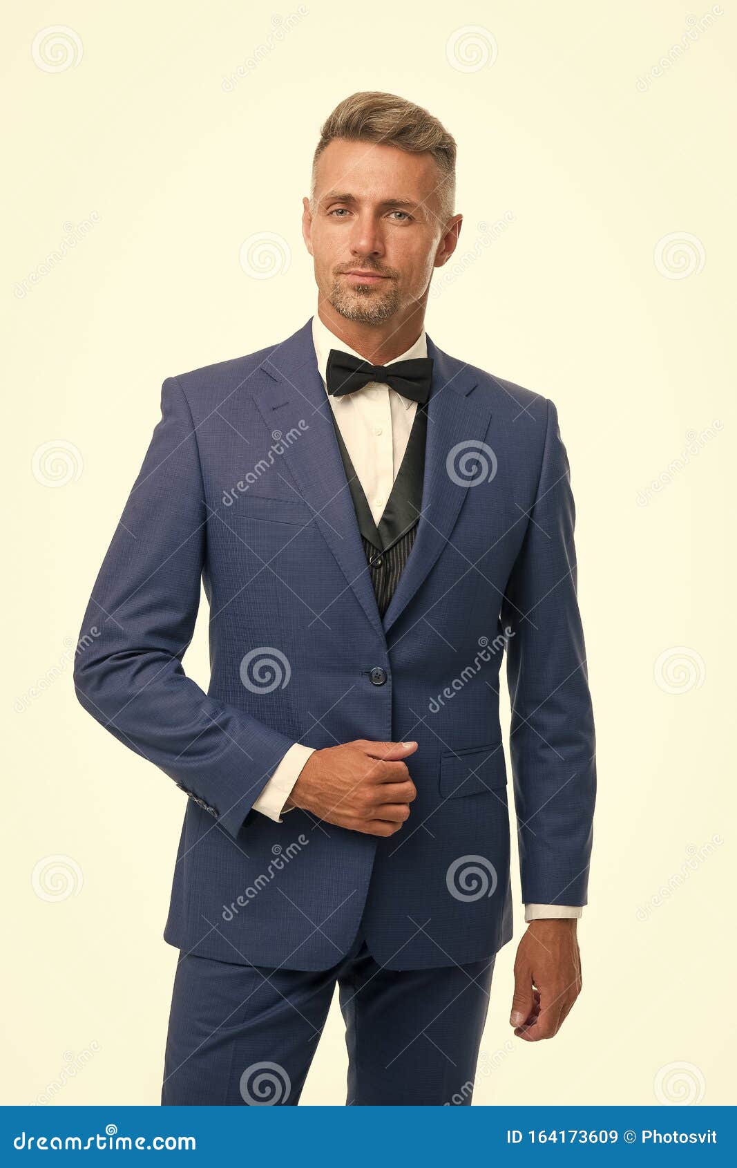 Maatpak Menswear Concept De Man Goed Gegromd, Een Handbediende Macho Met Zwarte Tuxedo Modeontwikkeling Van De Stock Afbeelding - Image of carrière, mannelijkheid: 164173609