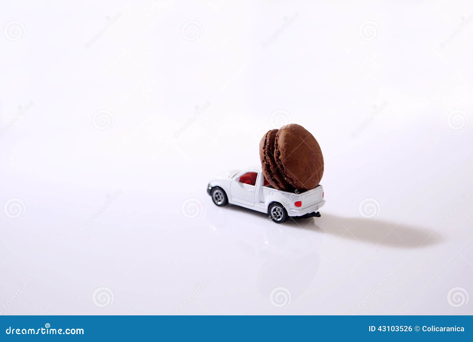 Macarons Dans Une Voiture Miniature Photo Stock Image Du Miniature Voiture 43103526