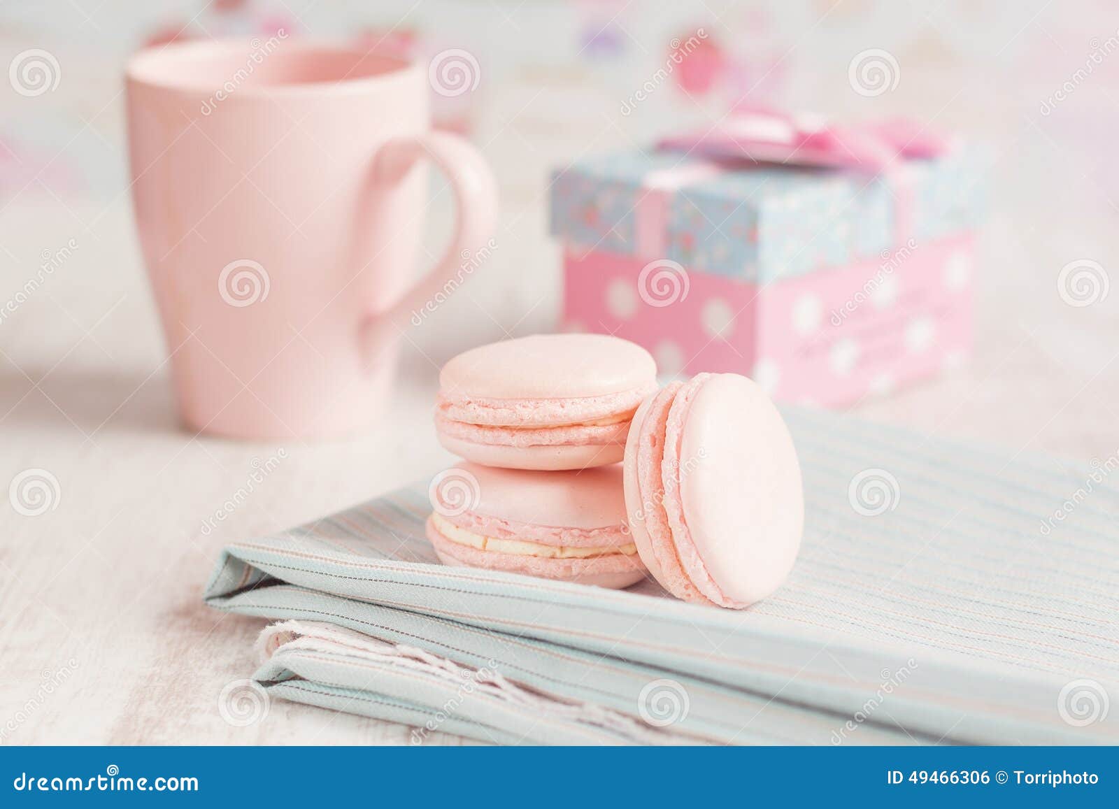 Macarons roses romantiques photo stock. Image du serviette - 49466306