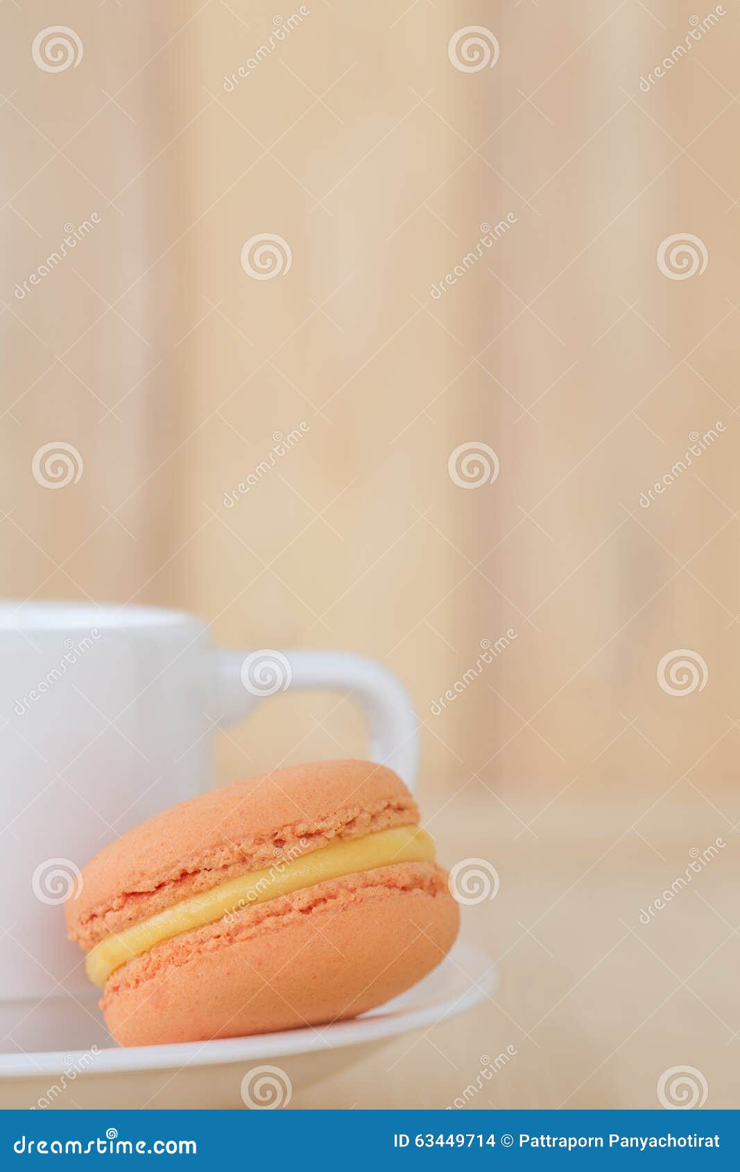 Macarrones anaranjados, Macaron con la taza en fondo de madera