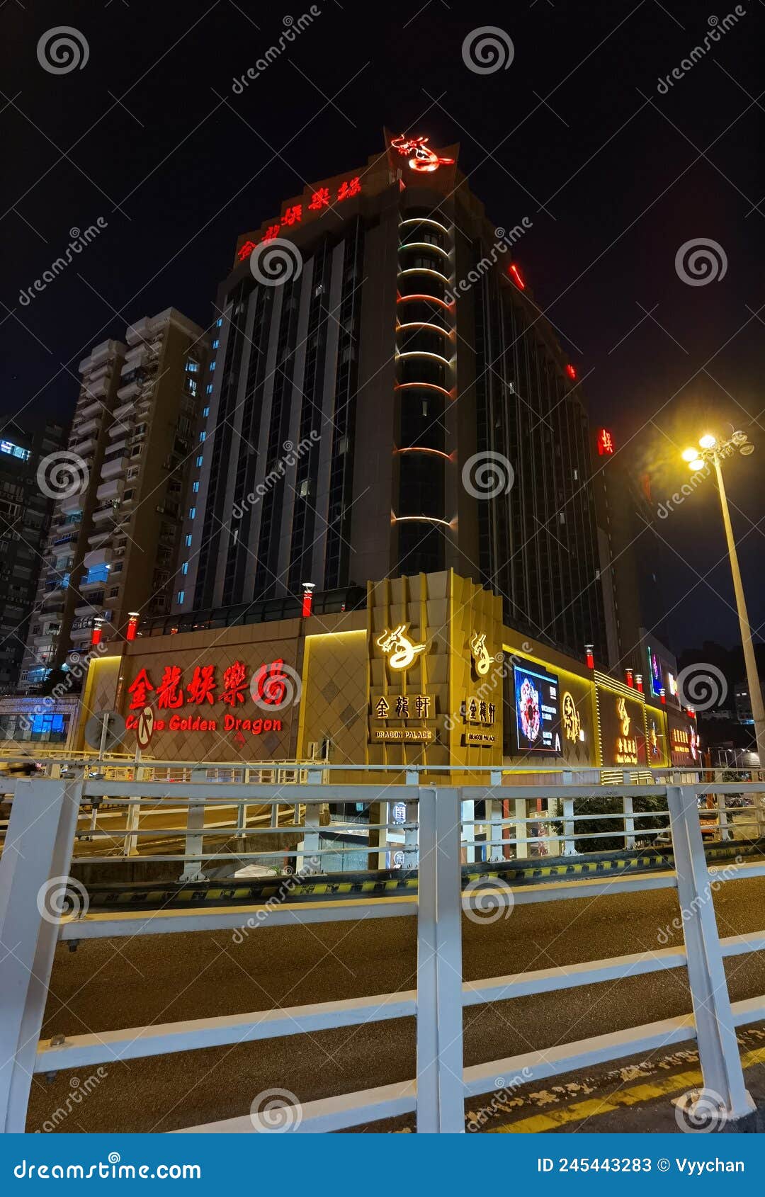 Macau Golden Dragon Slots Casinos De Casinos De Casinos De Satélites  Casinos Arquitetônicos Iluminação Noturna Neon Sinônimo Macao Foto de Stock  Editorial - Imagem de chinês, imitador: 245443283