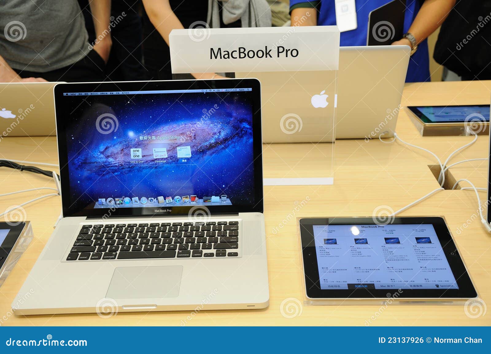 Apple Retail Store editorial photo. Image of computers - 71434266
