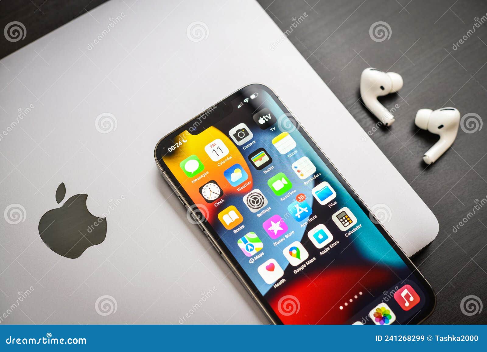 Macbook Pro Iphone 13 Pro Con Airpods Pro Foto editorial - Imagen de  producto, tablilla: 241268291