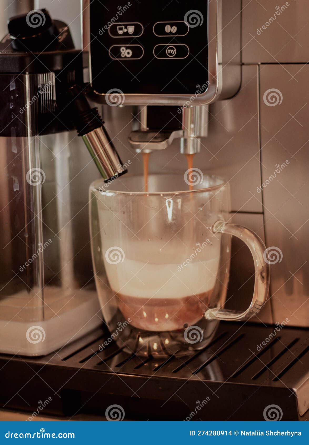 Macchina Da Caffè in Un Caffè. Bevanda Di Caffè. Cappuccino. Bevande Al  Mattino. Preparazione Di Latte. Fotografia Stock - Immagine di isolato,  creatore: 274280914