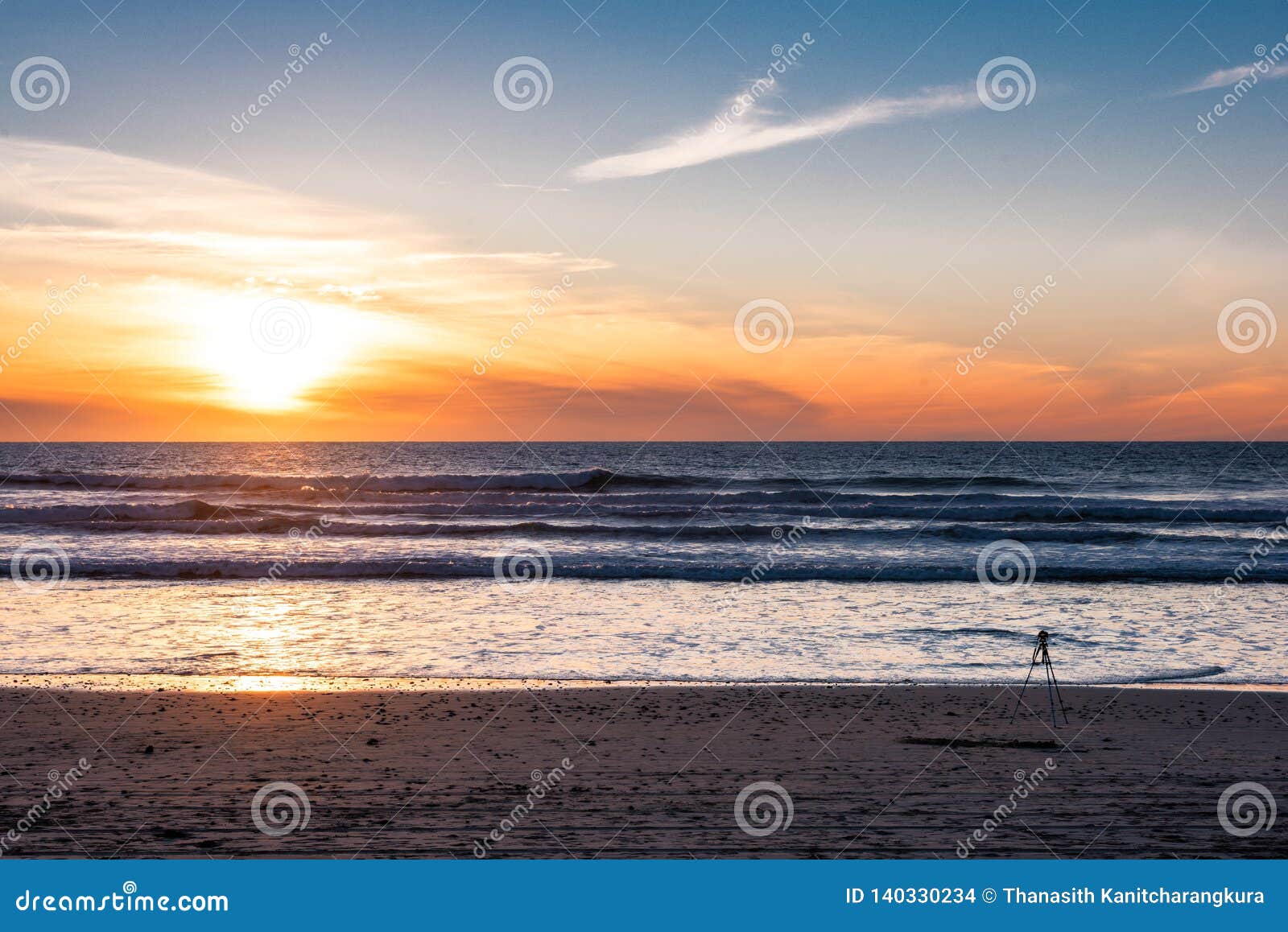 Macchina fotografica con il tramonto della fucilazione del treppiede alla spiaggia con il bello tramonto alla spiaggia del nero, San Diego, California