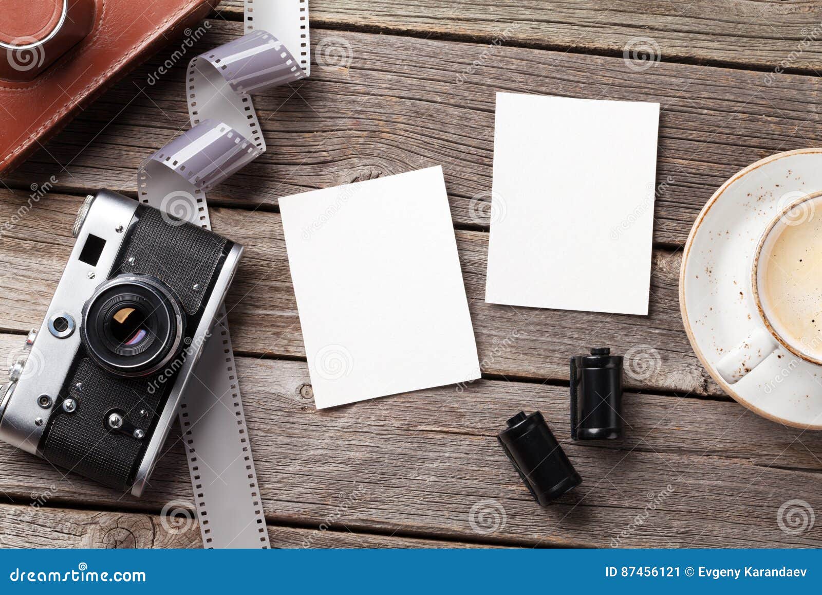 Macchina fotografica d'annata e strutture in bianco della foto. Macchina fotografica d'annata, strutture in bianco della foto e tazza di caffè sulla tavola di legno Vista superiore con lo spazio della copia