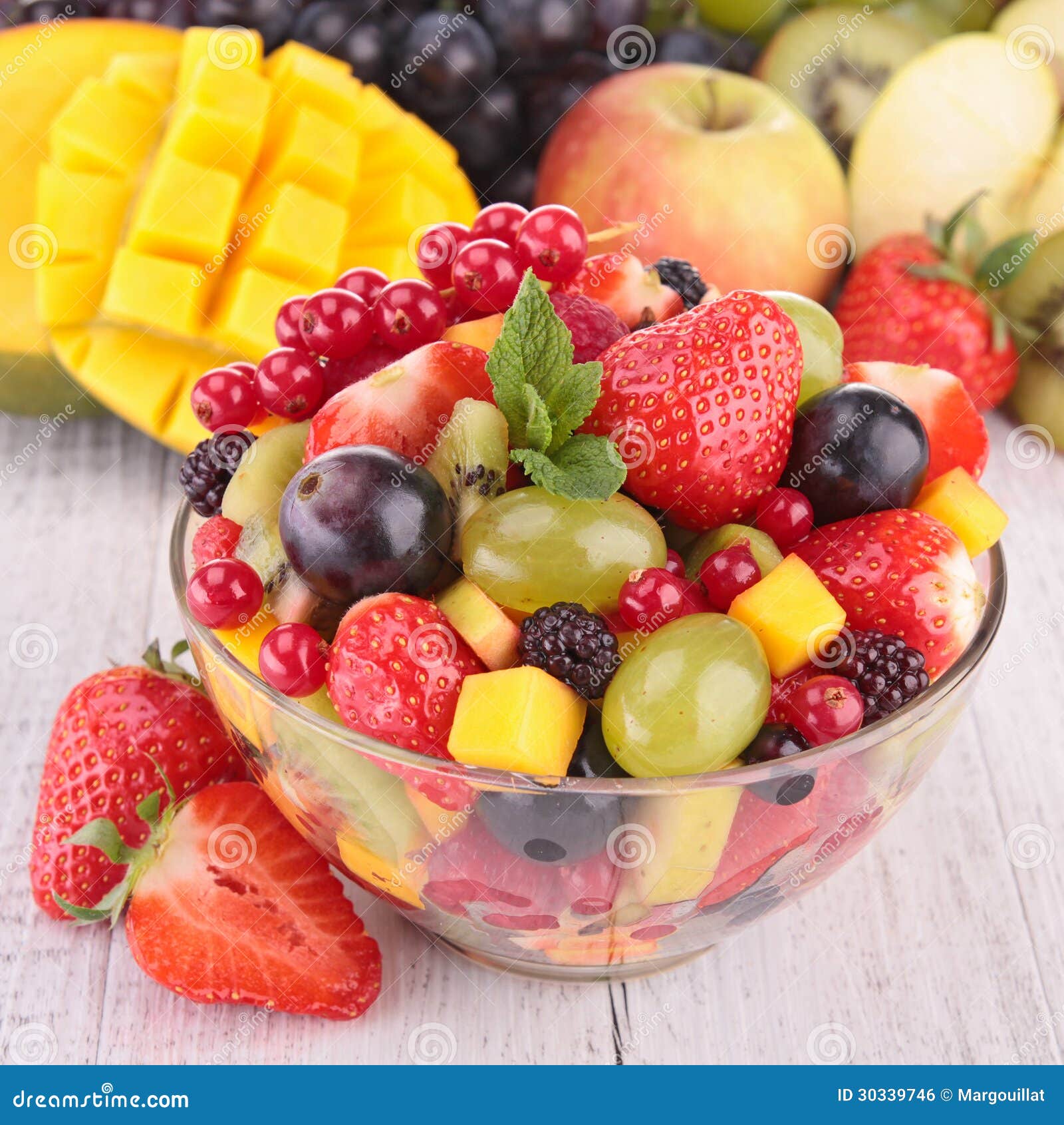 Macedonia di frutta fresca fotografia stock. Immagine di alimento