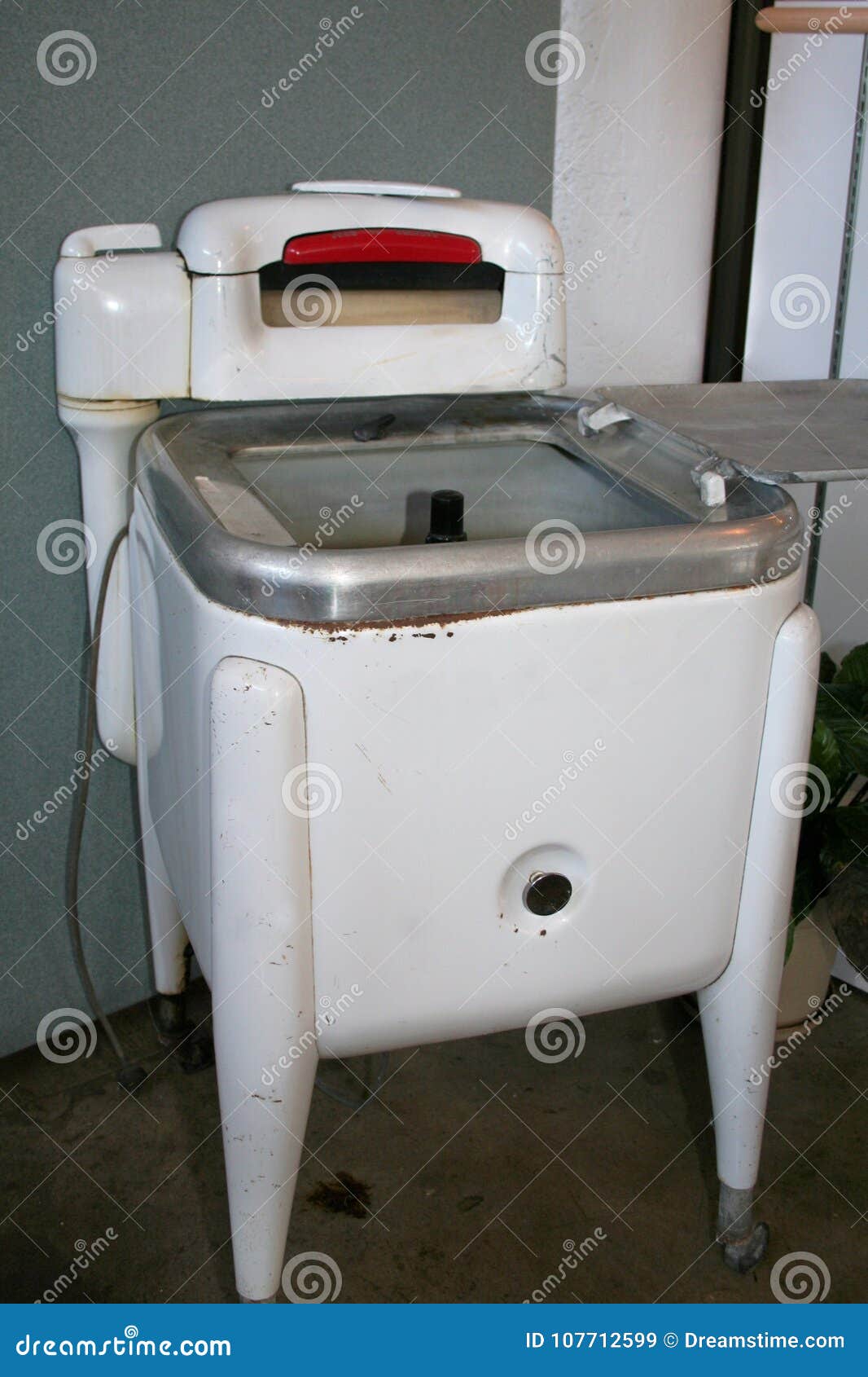 Machine à Laver Utilisée Des Années 1950 Des Années 1940 Image stock -  Image du inoxidable, avec: 107712599