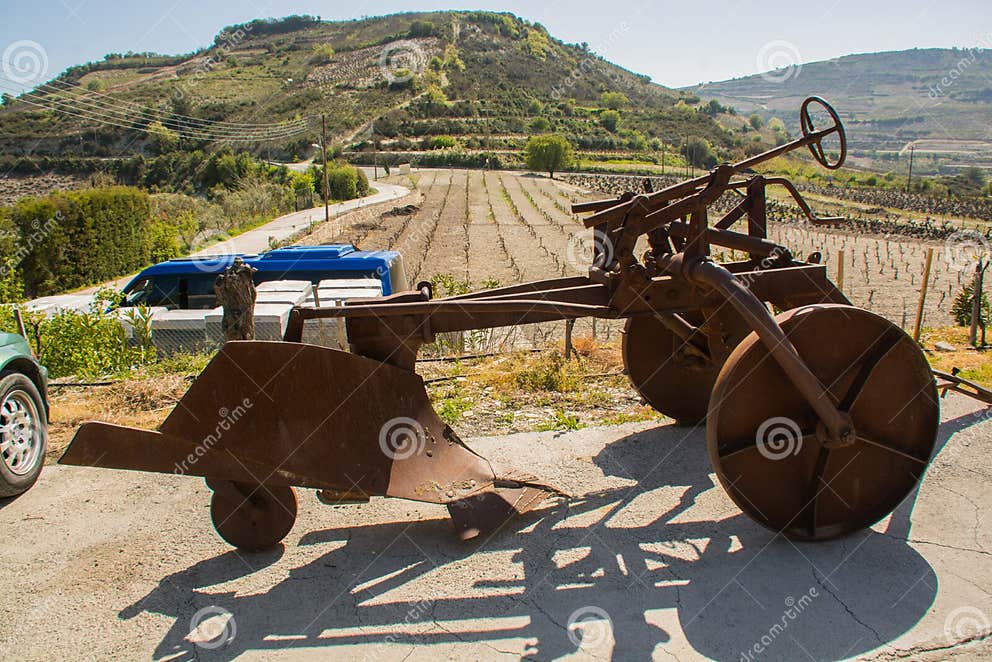 Machine Antique Pour Labourer La Terre Image stock Image du vallée, déplacement 113004565