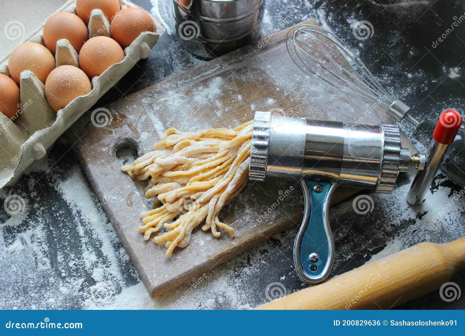 https://thumbs.dreamstime.com/z/machine-cooking-pasta-dough-pasta-metal-machine-production-pasta-ingredients-pasta-machine-cooking-200829636.jpg