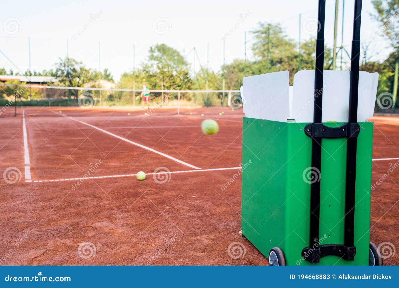 Machine De Balles De Tennis Image stock - Image du formation, accessoire:  194668883