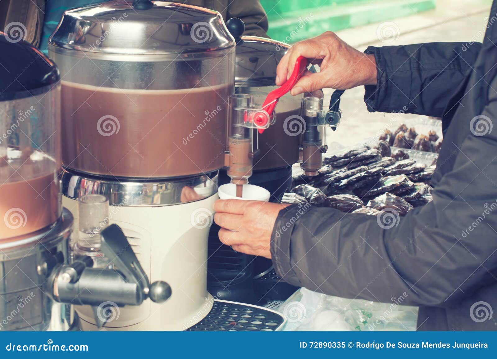Machine de chocolat chaud image stock. Image du lait - 72890335