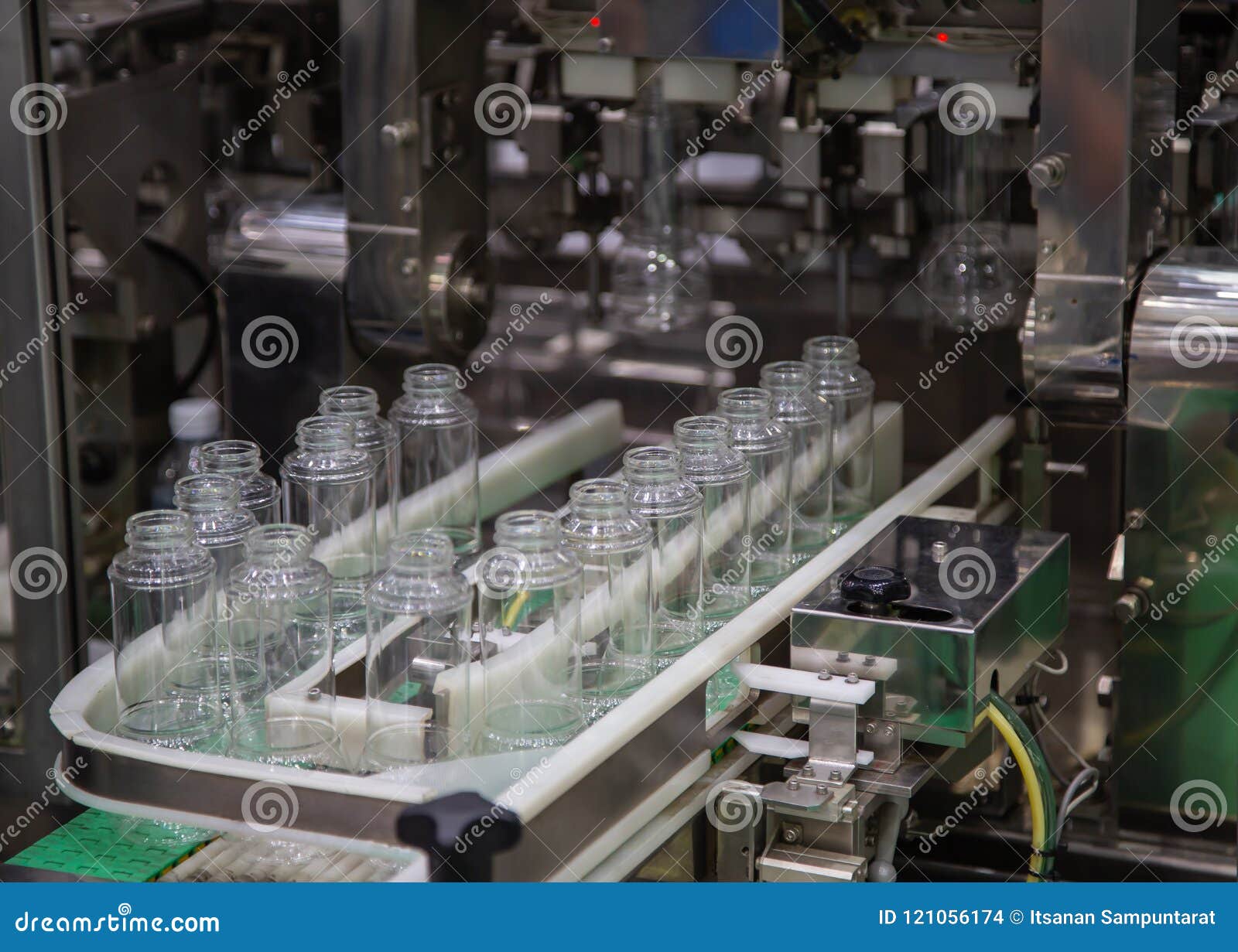 Vidéo De Stock Premium - Le Bouchage Des Bouteilles De Vin Dans Le Processus D'embouteillage