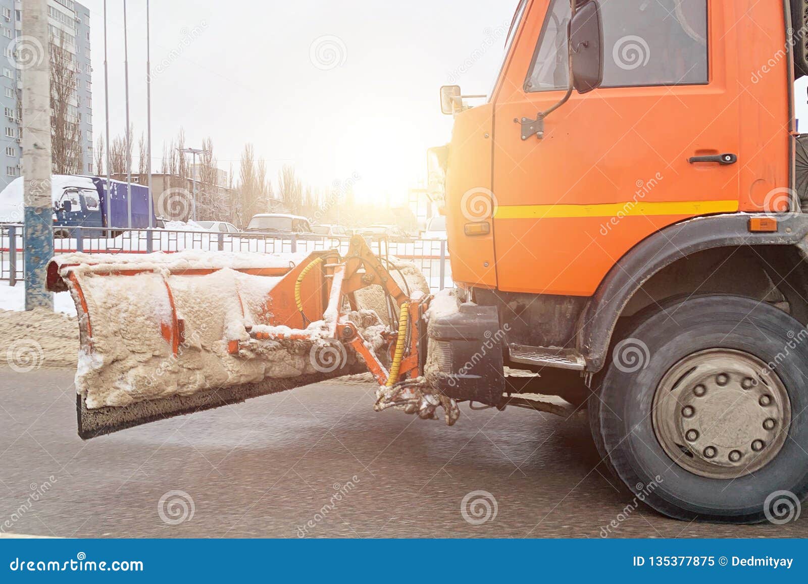 Machine De Souffleuse De Neige Ou Voiture De Déblaiement De Neige Avec  L'équipement Pour Nettoyer Des Routes Urbaines De La Neige Image stock -  Image du action, matériel: 135377875