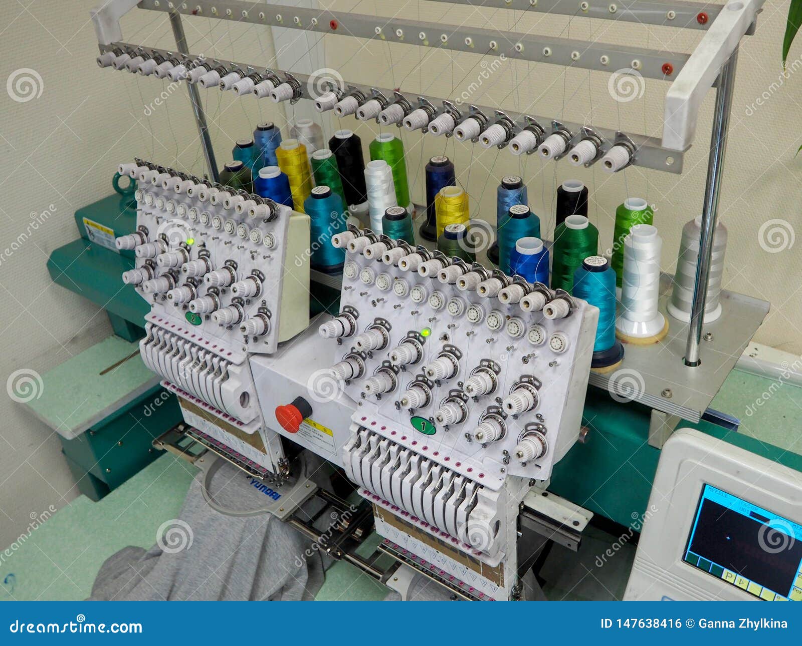 Machine Industrielle De Broderie Photo stock Image du groupe