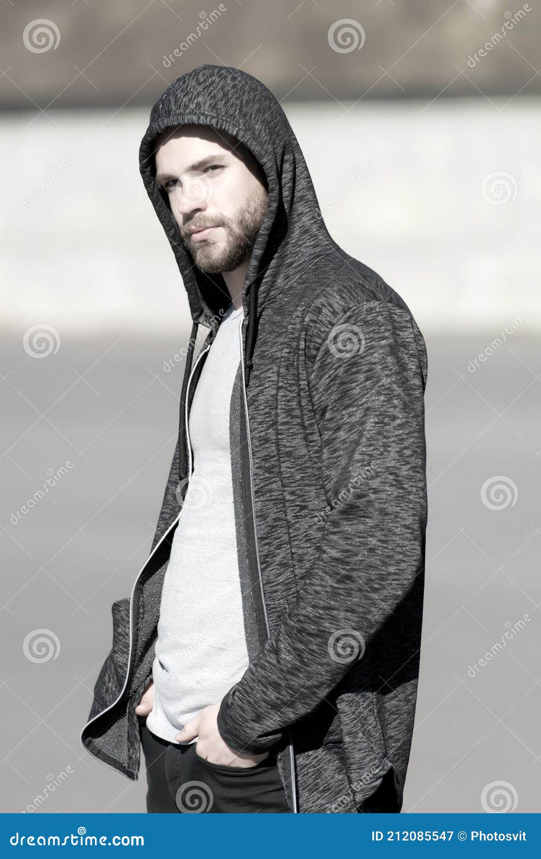 Macho Con Barba En Sudadera Con Capucha En La Moda Al Aire Libre Soleado.  Hombre Vestir Sudadera Casual Style. Ropa Deportiva De M Imagen de archivo  - Imagen de hombres, elegante: 212085547