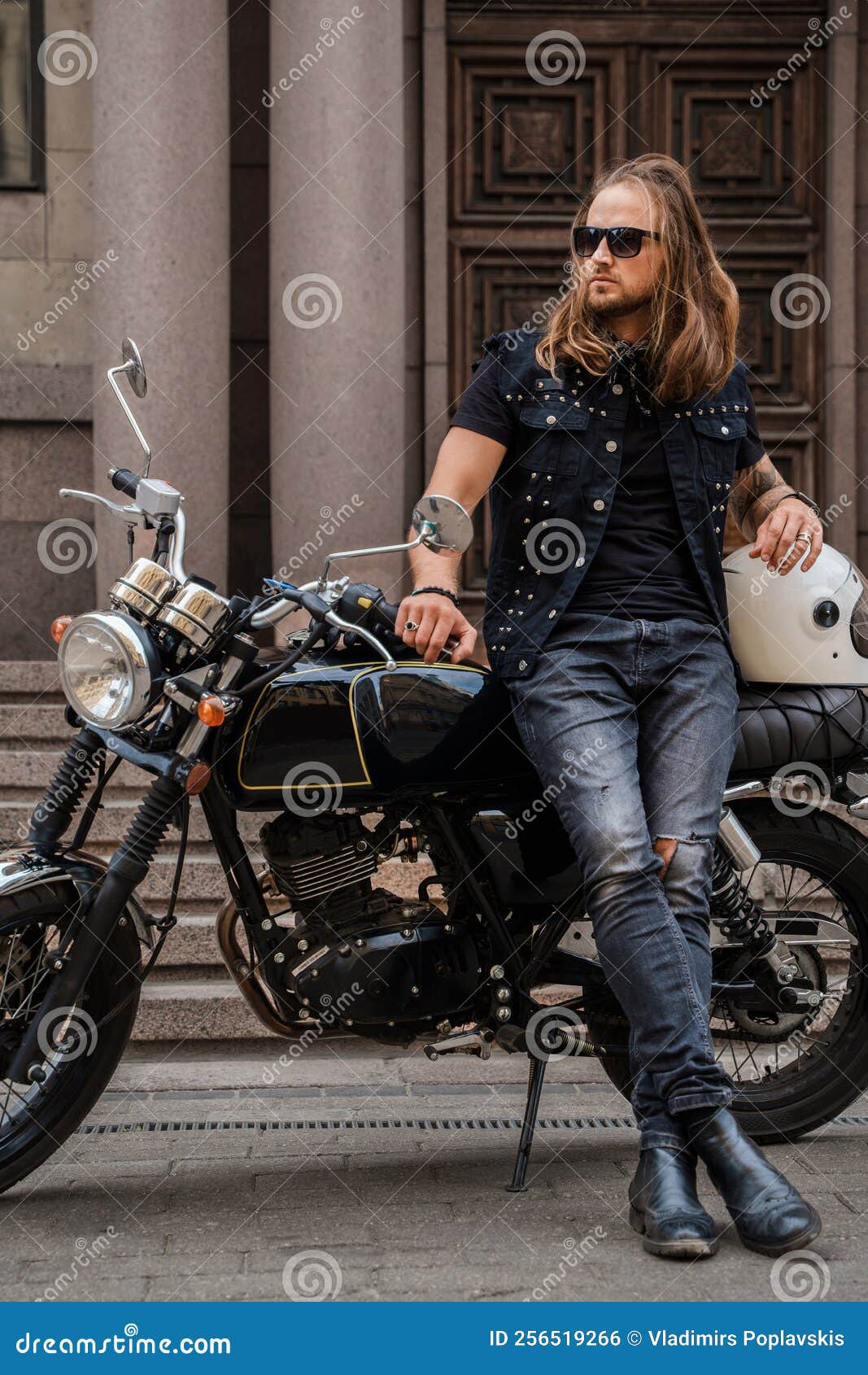 Motociclista Hombre Con Su Moto Anticuada En La Ciudad Imagen de archivo -  Imagen de rockero, mirando: 256098399