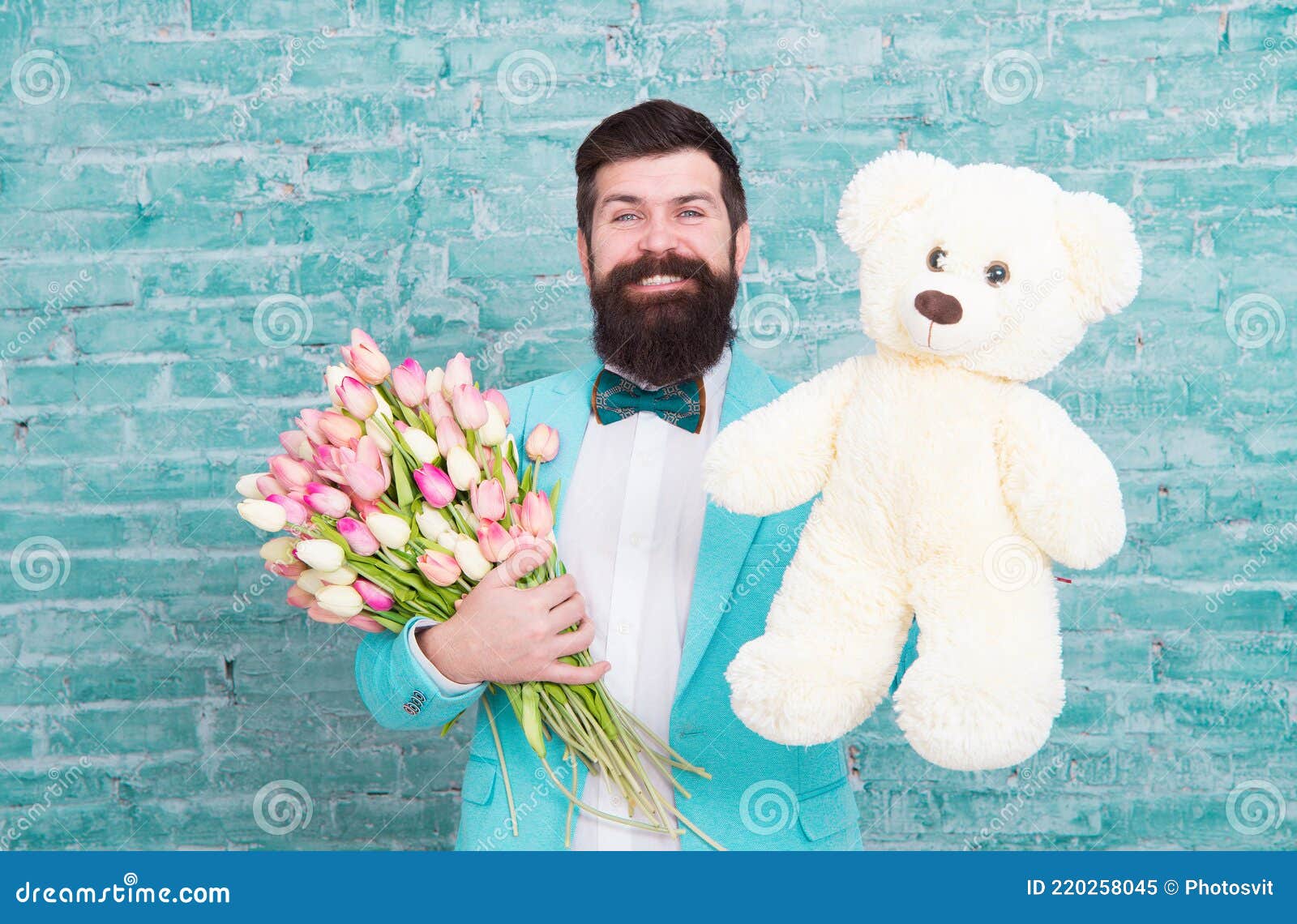 Macho Preparándose Cita Romántica. Hombre Vestir Azul Esmoquin Pajarita Sujetar Flores Ramo. Día Internacional De La Mujer. Sorpre Imagen de archivo - Imagen de hombre, masculino: 220258045 Macho Preparándose Cita Romántica. Hombre Vestir Azul Esmoquin Pajarita Sujetar Flores Ramo. Día Internacional De La Mujer. Sorpre Imagen de archivo - Imagen de hombre, masculino: 220258045