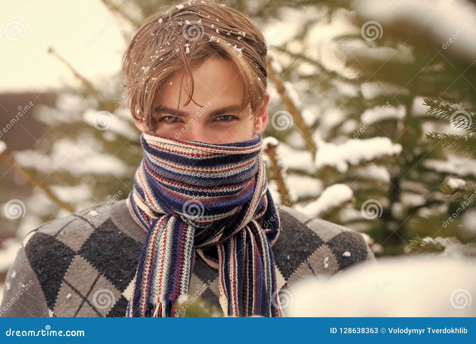 Закрыть лицо шарф. Человек в шарфе на лице. Шарф на человеке. Мужчина с шарфом на лице. Зимний шарф на лице.