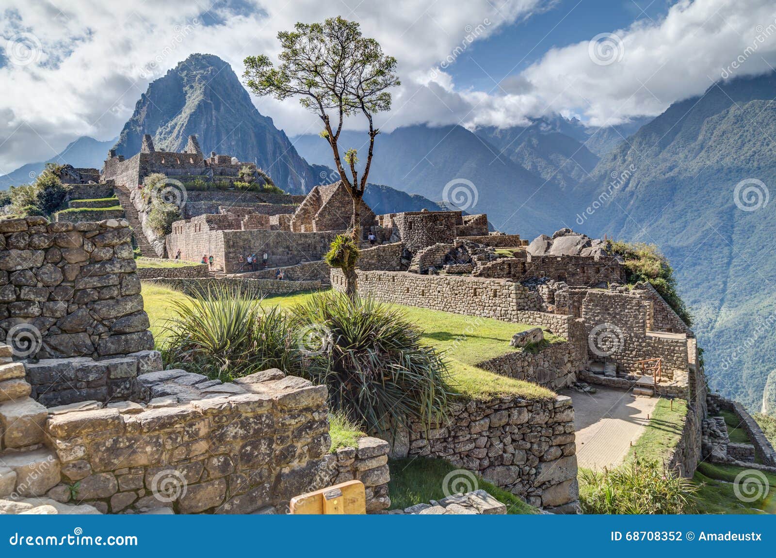 Machu Picchu, Aguas Calientes/Περού - τον Ιούνιο του 2015 circa: Καταστροφές της ιερής χαμένης πόλης Machu Picchu Incas στο Περού