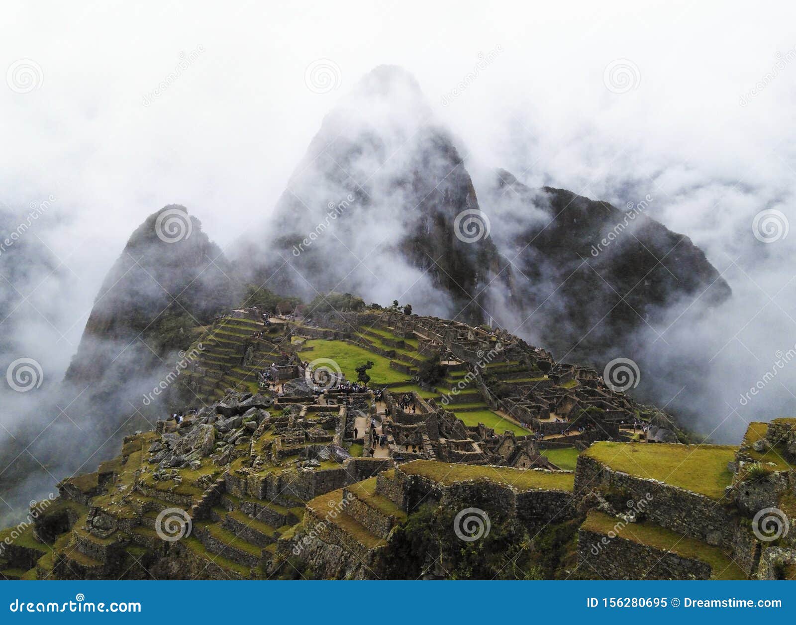 machu picchu between clouds