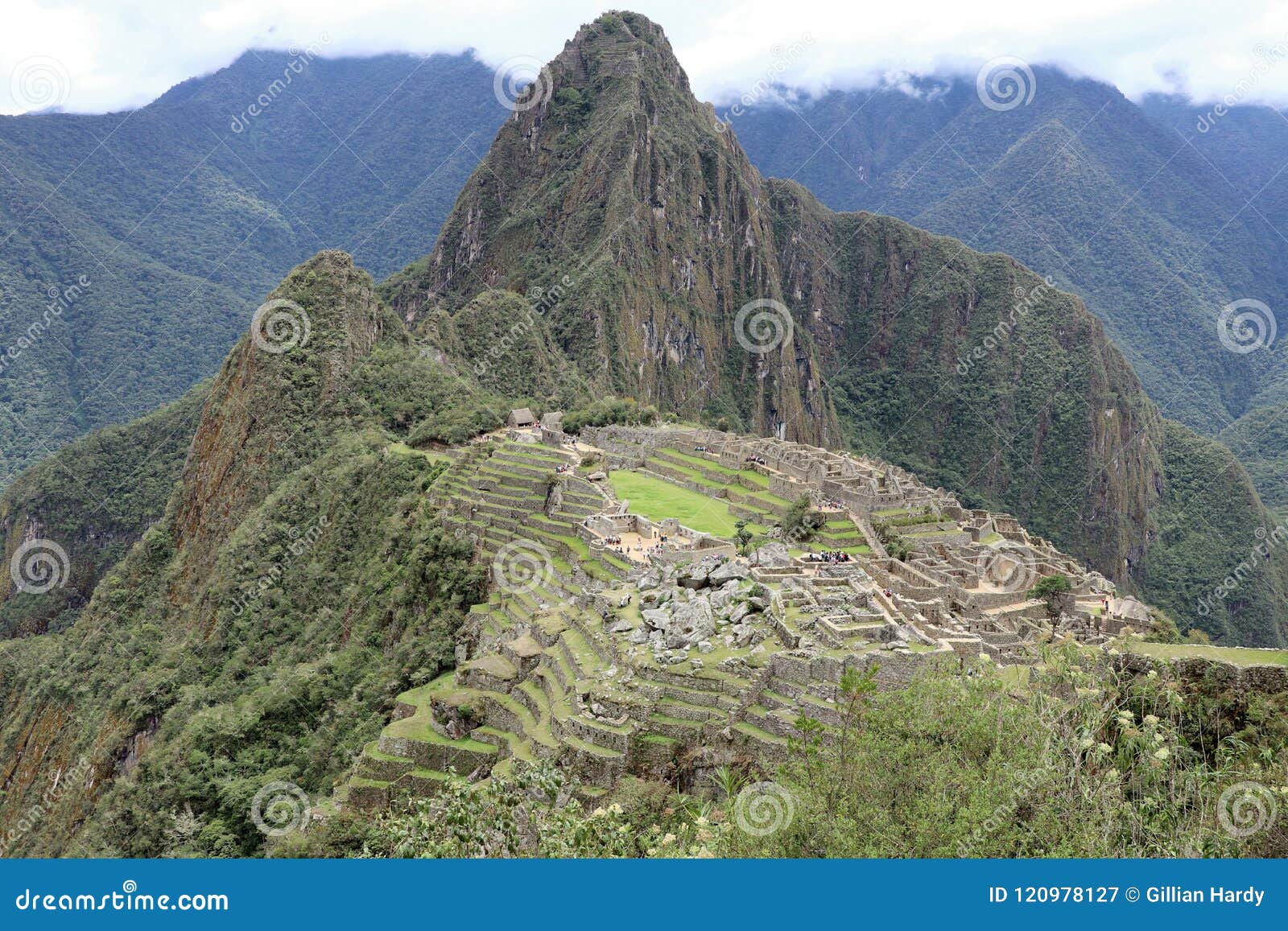 Machu Picchu Peru View. Unesco-de Plaats van de Werelderfenis in Latijns Amerika en de Caraïben Machu Picchu is een citadel van de 15de eeuwinca gelegen aan een bergrand 2.430 meter 7.970 voet boven overzees - niveau Het wordt gevestigd in het Cusco-Gebied, Urubamba-Provincie, Machupicchu-District in Peru, boven de Heilige Vallei, die 80 kilometers 50 mi noordwesten van Cuzco is en waardoor de Urubamba-Rivier vloeit De meeste archeologen geloven dat Machu Picchu als landgoed voor de Inca-keizer Pachacuti 1438â€ „1472 werd geconstrueerd Het is het vertrouwdste pictogram van Inca-beschaving Incas bouwde landgoed rond 1450 maar verliet het een eeuw later op het tijdstip van de Spaanse Verovering hoewel plaatselijk gekend, werd het niet gekend aan het Spaans tijdens de koloniale periode en bleef onbekend aan de buitenwereld tot de Amerikaanse historicus Hiram Bingham het aan internationale aandacht in 1911 bracht Machu Picchu werd gebouwd in de klassieke Inca-stijl, met opgepoetste droog-stenen muren Zijn drie primaire structuren zijn Intihuatana, de Tempel van de Zon, en de Zaal van de Drie Vensters De meeste afgelegen gebouwen zijn opnieuw opgebouwd om toeristen een beter idee van te geven hoe zij oorspronkelijk verschenen Tegen 1976, was dertig percent van Machu Picchu hersteld en de restauratie gaat verder