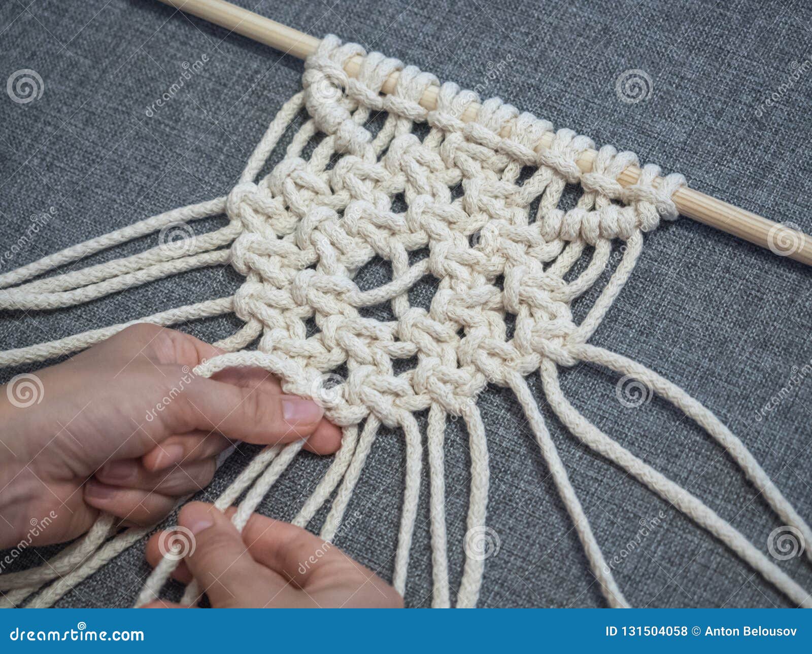 Macrame La Ragazza Tesse Il Macramè Filo Bianco, Mano Femminile, Fondo  Grigio, Primo Piano Fotografia Stock - Immagine di mano, fusione: 131504058