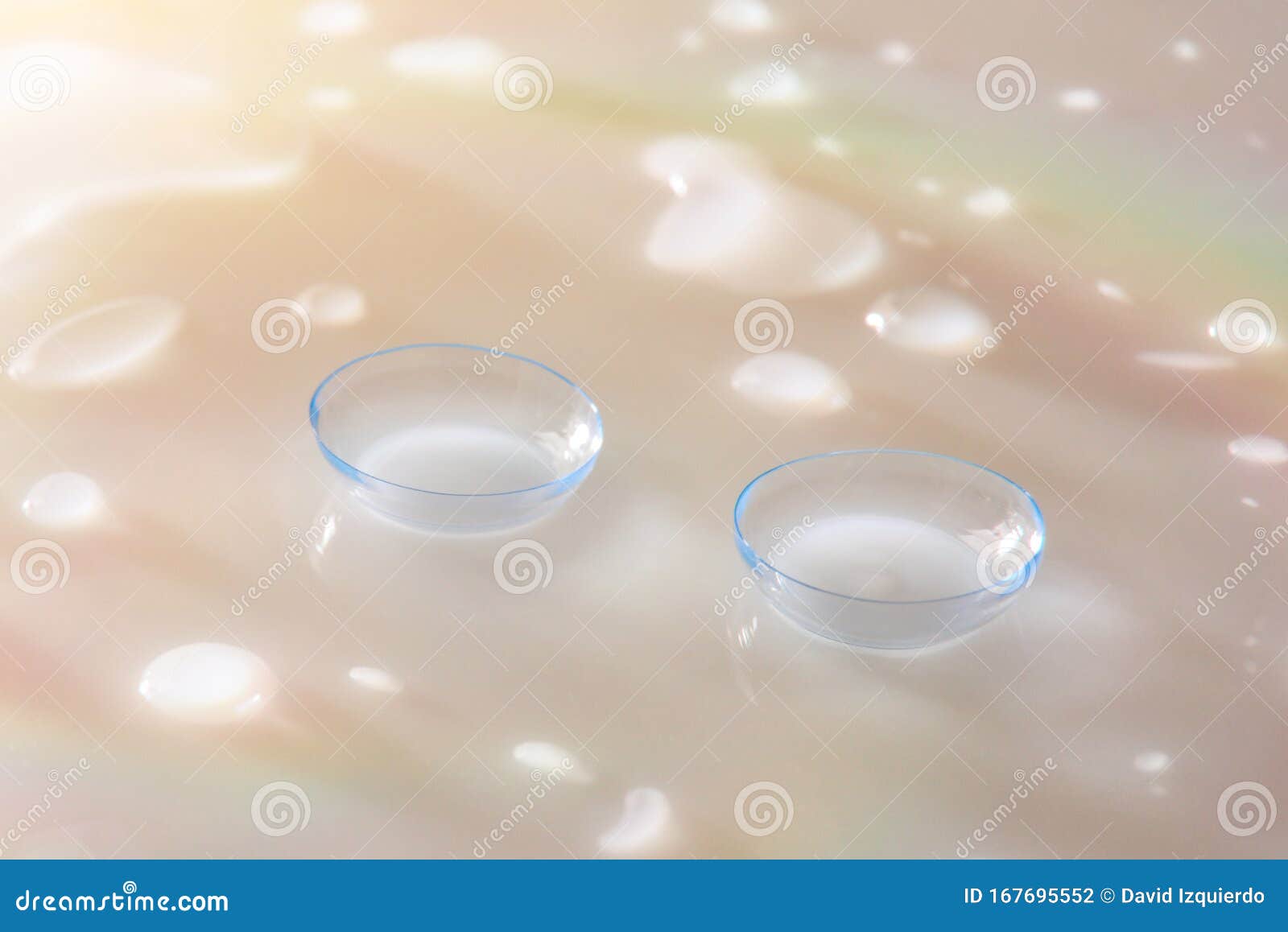Macro De Lentes De Contacto En Una Mesa De Cristal Blanco Con Reflejos De  Color Foto de archivo - Imagen de detalle, lentes: 167695552