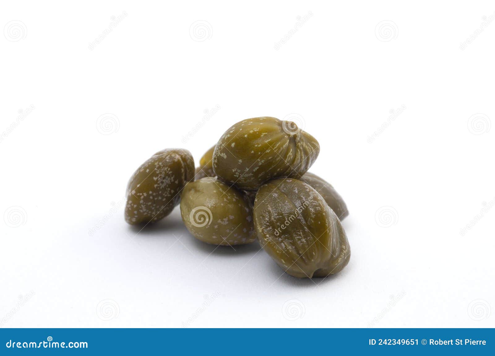 Macro Imagem De Capers Isolada Em Fundo Branco Imagem de Stock Imagem de picado, cozinheiro