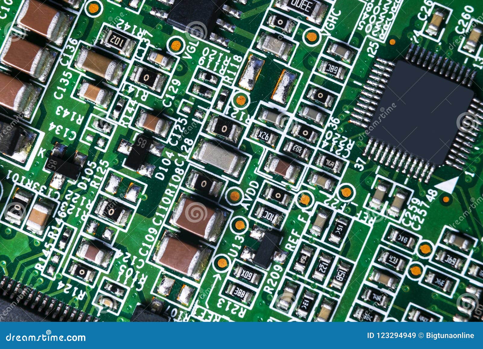 Снять микросхему. Резистор на микросхеме. Сопротивление в микросхемах. Треугольник микросхема. Алмазные микросхемы.