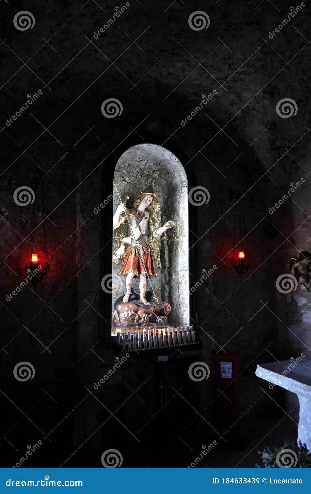 Apparizione Di San Michele Arcangelo Maddaloni - Statua Di San Michele Arcangelo Nella Cappella Dell