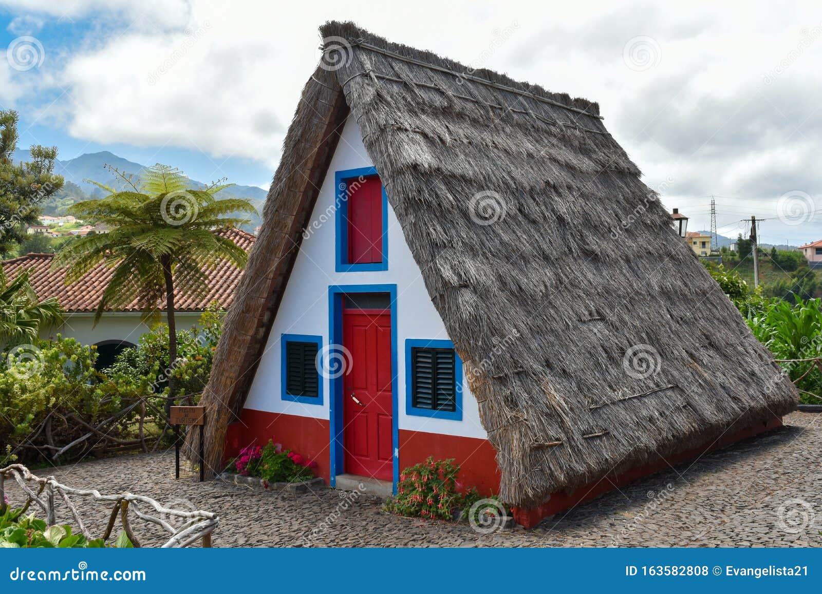 madeira island traditional houses. casas tipicas de santana