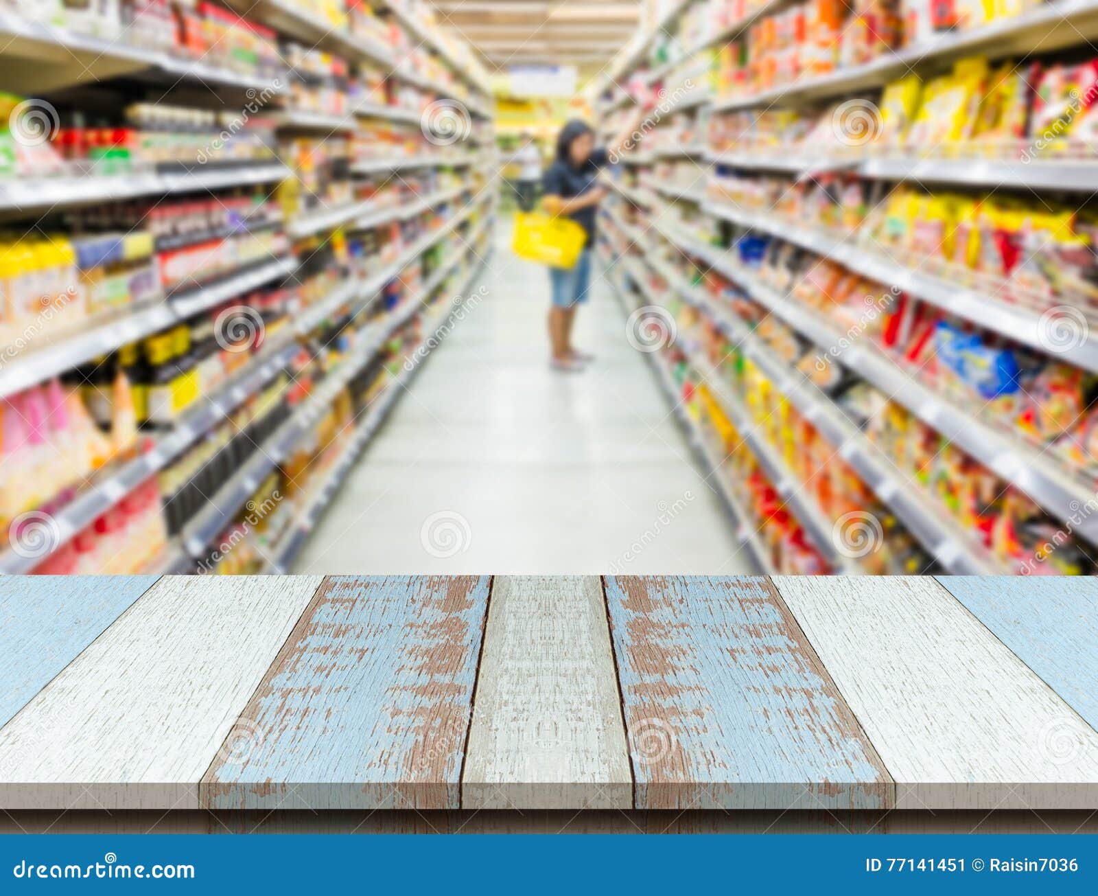 Madera O Sobremesa Del Tablón Con Compras Borrosas Del Supermercado Y De La Mujer Imagen de archivo - Imagen de sobremesa, madera: 77141451