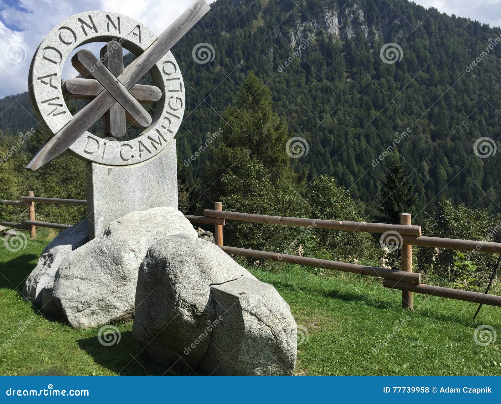 Estatua en la entrada en la ciudad, Italia de Madonna di Campiglio