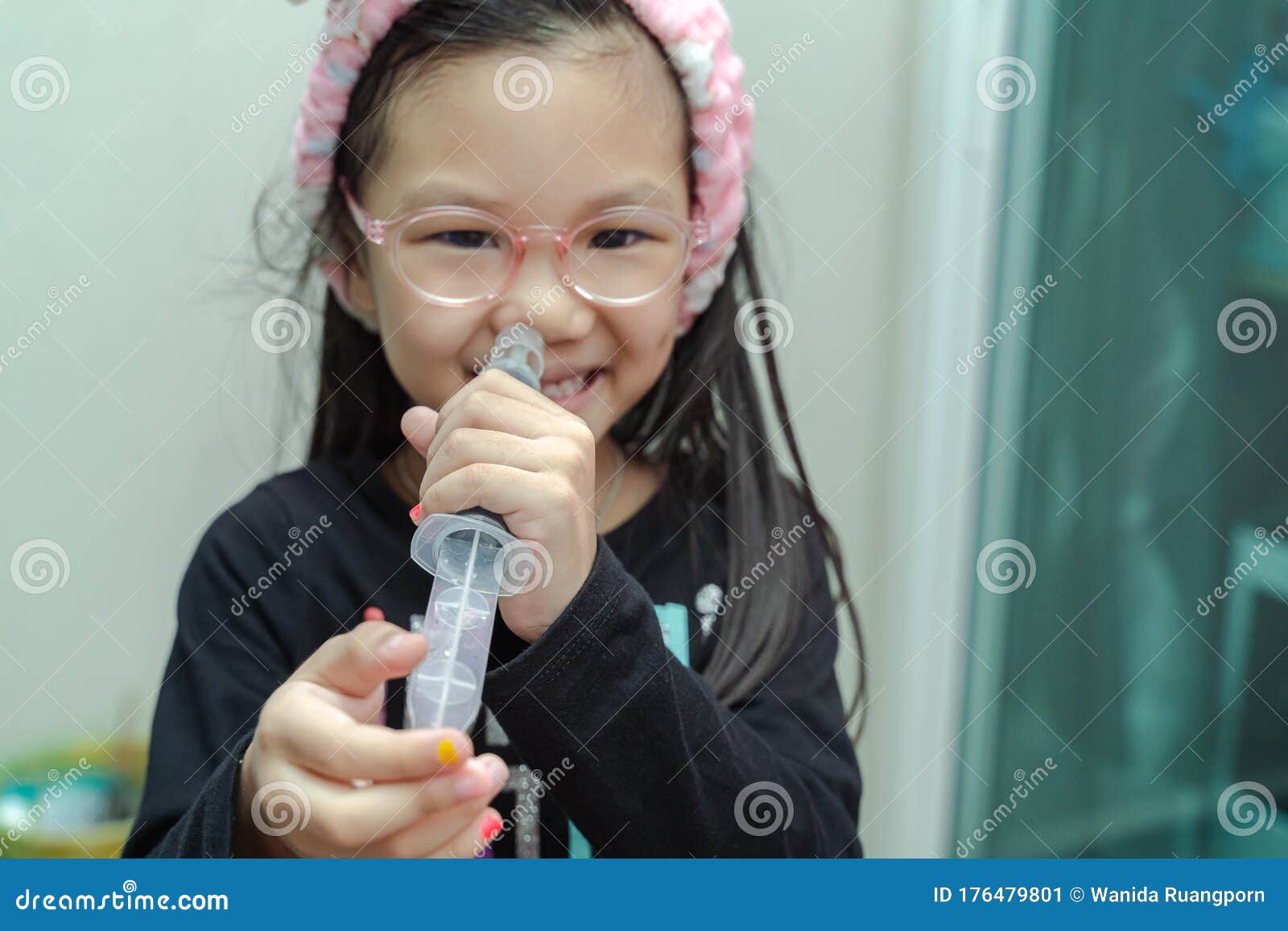 Madre Asiática Haciendo Lavado Nasal Para Su Bebé Lavando La Nariz Ritual  Con Jeringa Y Salina. Un Riego Puede Beneficiar Imagen de archivo - Imagen  de limpio, caso: 176479801