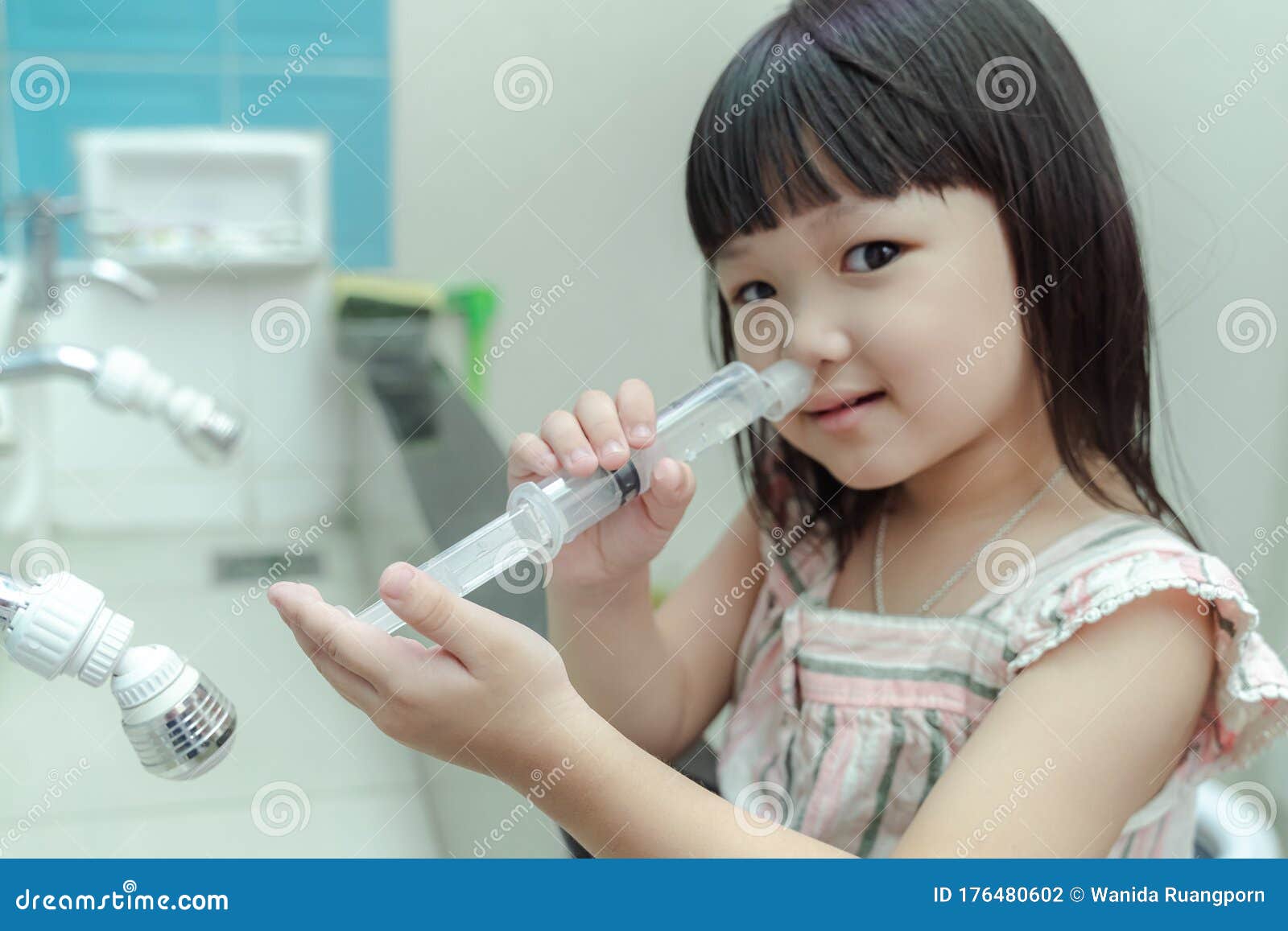 Madre Asiática Haciendo Lavado Nasal Para Su Bebé Lavando La Nariz Ritual  Con Jeringa Y Salina. Un Riego Puede Beneficiar Foto de archivo - Imagen de  salino, sino: 176480602